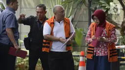 Pejabat Pembuat Komitmen Dinas PU, Bina Marga, dan SDA, Judi Tetrahastoto (kiri) dan Kepala Dinas PU dan SDA, Sunarti Setyaningsih tiba di Gedung KPK, Jakarta, Kamis (16/1/2020).  Keduanya terlibat kasus suap proyek infrastruktur di Dinas PUPR Kabupaten Sidoarjo. (merdeka.com/Dwi Narwoko)