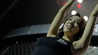 Pesona kecantikan Ring Girl meramaikan suasana pertarungan One Championship. (Bola.com/Peksi Cahyo)