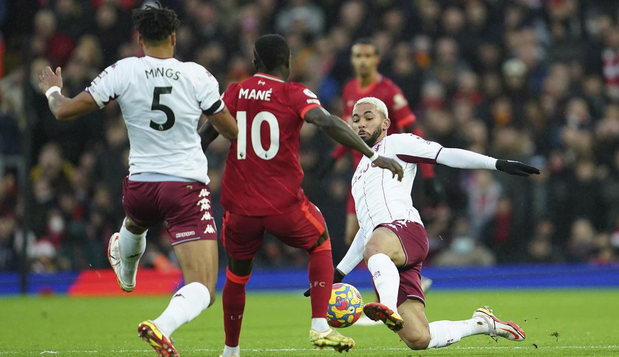 Hingga lima menit menjelang laga babak pertama usai, Sadio Mane dan kawan-kawan masih belum dapat membongkar rapatnya pertahanan Aston Villa. (AP/Jon Super)