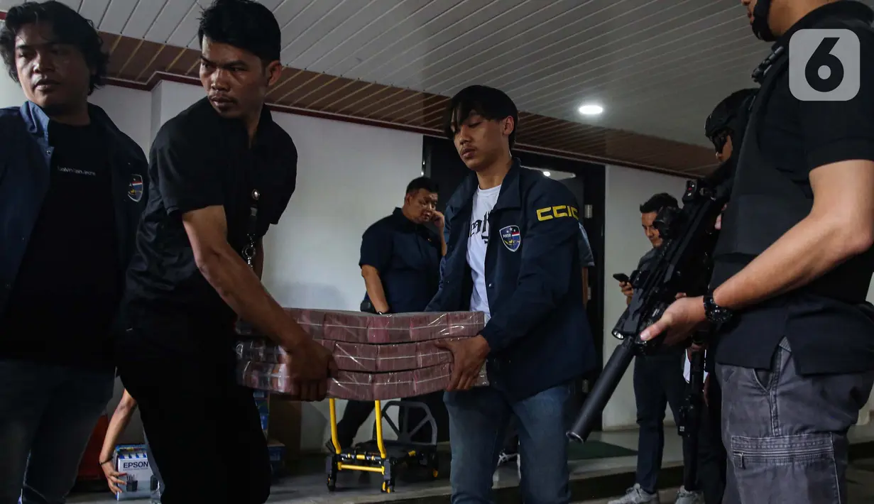 Petugas merapikan barang bukti usai sejumlah Menteri Kabinet Merah Putih memberikan keterangan terkait capaian desk pemberantasan perjudian daring dan desk keamanan siber dan perlindungan data di Kantor Kementerian Komunikasi dan Digital (Komdigi), Jakarta, Kamis (21/11/2024). (Liputan6.com/Angga Yuniar)