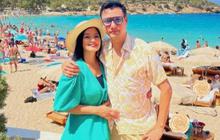 Titi Kamal - Christian Sugiono Pamer Kemesraan di Ibiza, Wajah Awet Muda Bikin Salfok