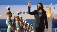 Wakil Presiden AS Kamala Harris melambaikan tangan setibanya di Pangkalan Angkatan Angkatan Udara di Guatemala City, Minggu (6/6/2021). Kamala Harris tiba di Guatemala, dalam perjalanan luar negeri pertamanya ke Amerika Latin, untuk mengatasi masalah lonjakan pengungsi di sana. (JIM WATSON / AFP)