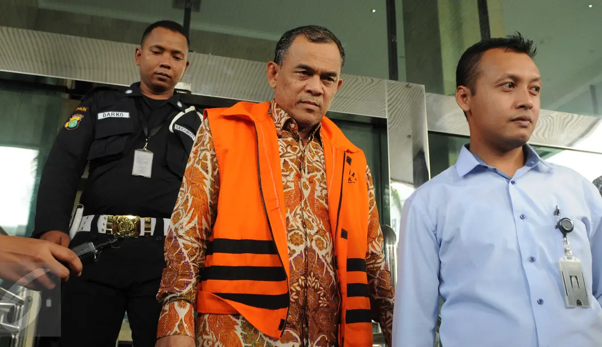 Anggota DPRD Banten, Srimulya Hartono usai diperiksa KPK, Jakarta, Rabu (6/1/2016). Hartono diperiksa sebagai saksi untuk tersangka Direktur Utama PT Banten Global Development, Ricky Tampinongkol. (Liputan6.com/Helmi Afandi)