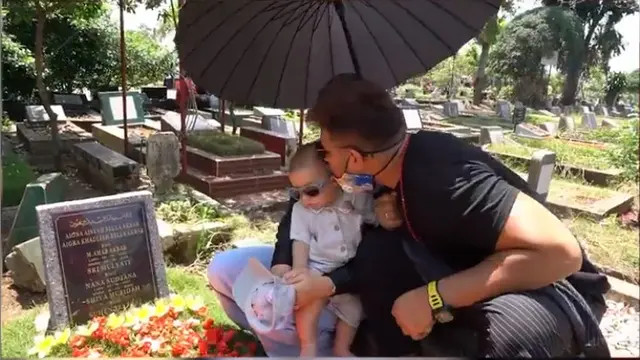 6 Momen Ammar Zoni dan Irish Bella Ajak Baby Air Ziarah ke Makam Anak Kembar
