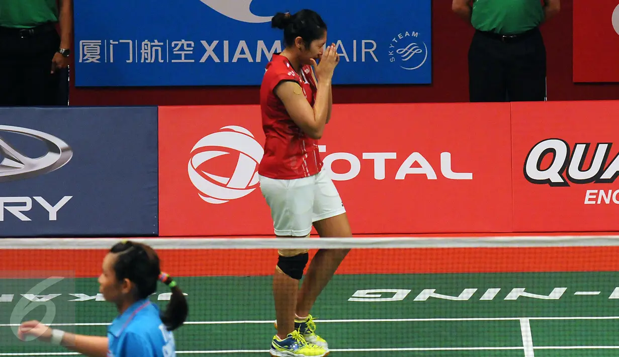 Pebulutangkis tunggal Putri Indonesia, Lindaweni Fanetri menutup wajah usai berlaga melawanTai Tzu Ying (China Taipei) di Total BWF World Championships 2015, Jakarta, Jumat (14/8/2015). Lindaweni unggul 14-21 22-20 21-12. (Liputan6.com/Helmi Fithriansyah)
