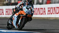 Rider MotoGP asal Jepang, Ai Ogura, sedang beraksi melakukan sesi Latihan resmi di Sirkuit Internasional Buriram, Thailand, kemarin. Ia menjadi sorotan setelah tampil apik di fase kualifikasi. (AFP / Lillian SUWANRUMPHA)