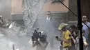 Aktor Daniel Craig (tengah belakang) saat proses syuting film terbaru James Bond 007 bertajuk 'Spectre' di kawasan alun-alun Zocalo, Mexico City, Meksiko, Selasa (24/3/2015). (REUTERS/Henry Romero) 