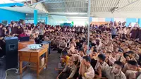 Kegiatan Nobar sekolah di Takalar (Liputan6.com/Istimewa)