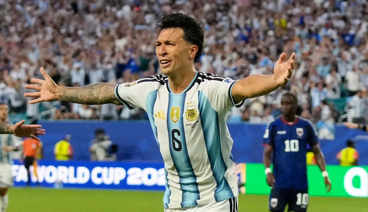 Pemain Argentina Lisandro Martinez merayakan gol kedua timnya selama pertandingan sepak bola babak 32 besar Piala Dunia melawan Tanjung Verde di Miami Gardens, Florida, Jumat, (03/07/2026). (AP Photo/Lynne Sladky)