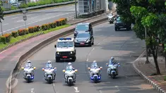 Iring-iringan kendaraan Raja Arab Saudi Salman bin Abdulaziz Al Saud menuju Gedung DPR/MPR RI, Jakarta, Kamis (2/3). Raja Salman berkunjung ke kompleks parlemen untuk berpidato di hadapan ratusan anggota dewan dan negarawan. (Liputan6.com/Faizal Fanani)
