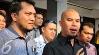 Ahmad Dhani bersama kuasa hukumnya, Ramdan Alamsyah di Pengadilan Negeri Jakarta Selatan dalam kasus pencemaran nama baik oleh Farhat Abbas, Jumat (21/8/2015). [Foto: Panji Diksana/Liputan6.com]