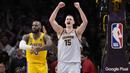 Selebrasi pebasket Denver Nuggets, Nikola Jokic (kanan), setelah berhasil memenangkan laga melawan LA Lakers dalam final NBA 2023 game keempat wilayah barat di Crypto.com Arena, Selasa (23/5/2023) pagi WIB. (AP Photo/Ashley Landis)