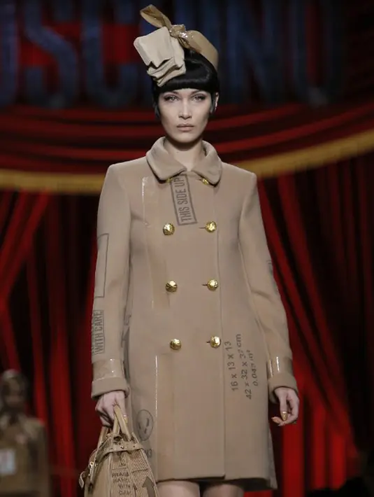 Beberapa waktu silam ketika dimintai keterangan soal aksi turun ke jalannya, Bella Hadid memang mengutarakan kebanggaannya menjadi seorang muslim. Ia mengatakan sejak kecil selalu diajarkan oleh sang ayah yang beragama Islam. (AFP/Bintang.com)