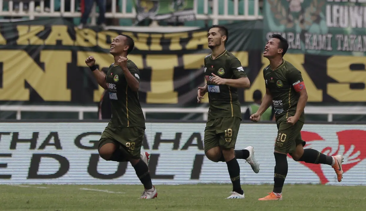 Gelandang Tira Persikabo, Wawan Febriyanto, merayakan gol yang dicetaknya ke gawang Tira Persikabo pada laga Shopee Liga 1 di Stadion Pakansari, Bogor, Kamis (24/10). Arema tahan  imbang 1-1 Tira Persikabo. (Bola.com/Yoppy Renato)
