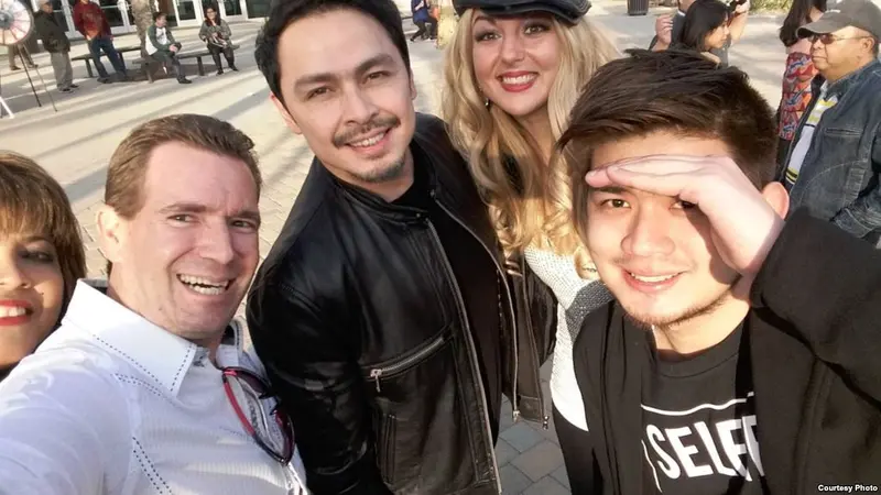 Lexis Mazerski (kiri) bersama penyanyi dangdut Thomas Djorghi (dua dari kiri) dalam sebuah acara dangdut di Los Angeles. (Foto: dokumentasi pribadi)