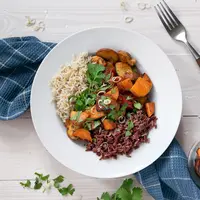Ubi Jalar Panggang dan Salad Quinoa (Unsplash.com)