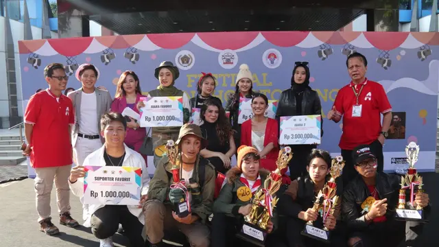 Arzeti Bilbina dan Duma Riris menjadi juri Fashion Show Piala Kemenpora dan PWI Jaya.