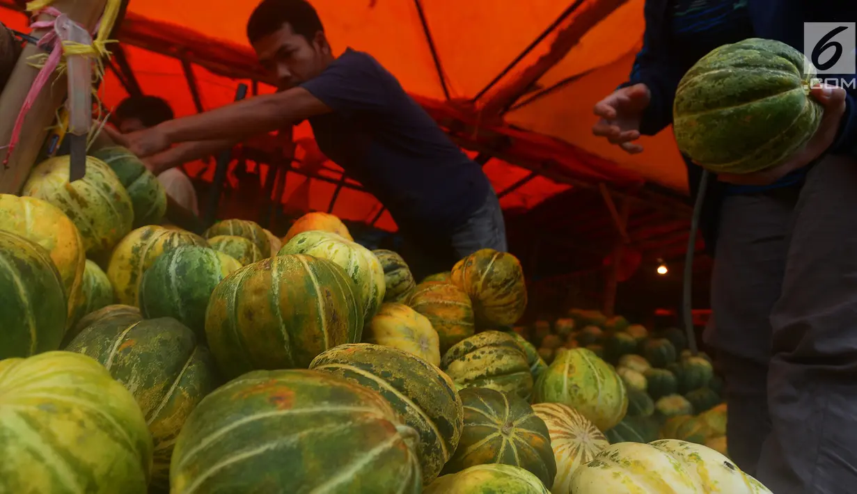 Pedagang menata buah blewah yang dijajakan di Pasar Induk Kramat Jati, Jakarta, Kamis (24/5). Harga buah blewah selama bulan suci Ramadan masih stabil dan dijual dengan harga Rp 7.000 per Kg.  (Merdeka.com/Imam Buhori)