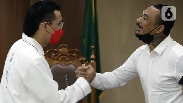 FOTO: Momen Keakraban dr Tirta dengan Jerinx SID usai Persidangan