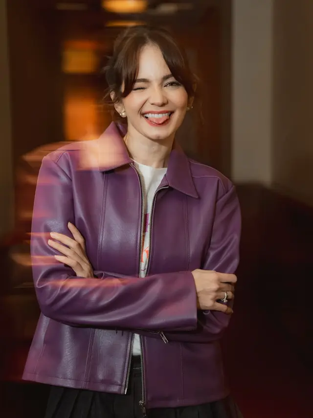 Penampilan terbaru Enzy Storia pakai jaket ungu saat promo film setelah vakum hampir dua tahun. [@enzystoria]