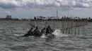 Personel Kopaska TNI AL membongkar pagar laut yang terpasang di kawasan pesisir Tanjung Pasir, Kabupaten Tangerang, Banten, Sabtu (18/1/2025). (merdeka.com/Arie Basuki)