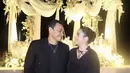 Chelsea Islan juga hadir mengenakan midi dress asimetris warna hitam. Dress lengan 3/4 tersebut memiliki tali di bagian kerah. [@chelseaislan]