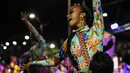 Penari salsa Kolombia selama tampil dalam pembukaan parade "Salsodromo" Cali Fair ke-61 di Cali, Kolombia (25/12). (AFP Photo/Christian Escobarmora)