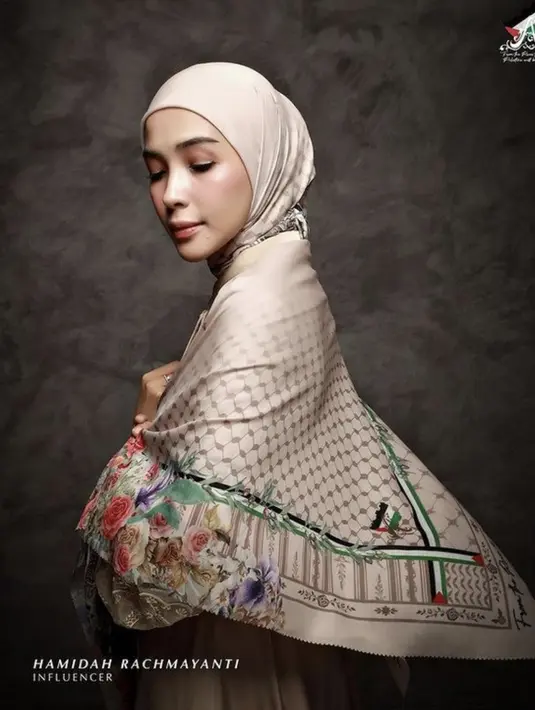 Hamidah Rachmayanti begitu cantik berbalut hijab bernuansa nude. Aksen bunga dan sentuhan warna hijau memperindah tampilan scarf. [Foto: Instagram.com/ayudyahandari]