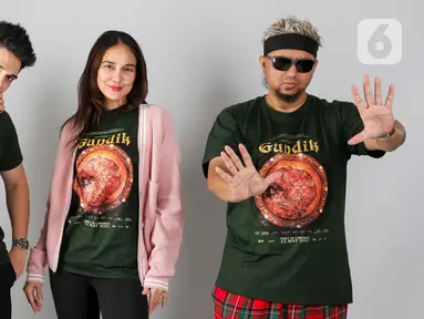 Sutradara Film Gundik, Anggy Umbara (kanan) bersama Luna Maya (tengah), dan Maxime Bouttier berfoto bersama untuk Liputan6.com di Gedung KapanLagi Youniverse (KLY), Jakarta Senin (14/4/2025). (Liputan6.com/Herman Zakharia)