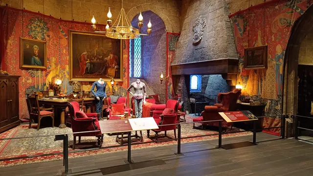 The Gryffndor Common Room adalah "rumah" pertama yang dirasakan Harry Pottter.