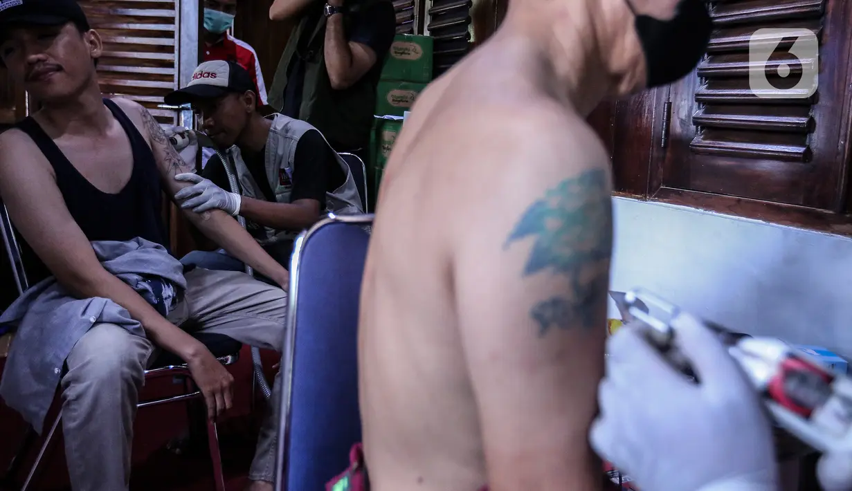 Peserta mengikuti kegiatan hapus tato gratis di Dewan Pimpinan Pusat Forum Ulama Habaib Jakarta, Selasa (19/4/2022). Kegiatan ini diperuntukan bagi masyarakat yang hendak "berhijrah" namun terkendala biaya dalam penghapusan tato, berlangsung dari tanggal 18-19 April 2022. (Liputan6.com/Johan Tallo)