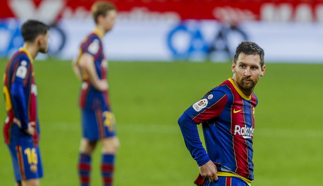 Striker Barcelona, Lionel Messi, saat melawan Sevilla pada laga leg pertama semifinal Copa del Rey di Estadio Ramon Sanchez Pizjuan, Kamis (11/2/2021). Barcelona tumbang dengan skor 2-0. (AP/Angel Fernandez)