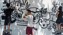 Siswa sedang melukis mural di dinding sekolah JIS, Jakarta, Sabtu (7/4). Siswa juga dapat memahami cara pandang dan mempelajari bagaimana proses seorang seniman yang konsisten fokus menghasilkan sebuah karya seni visual art. (Liputan6.com/Herman Zakharia)