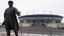 Sebuah patung pemimpin Bolshevik Sergei Kirov berdiri di depan stadion sepak bola, yang sedang dibangun di Krestovsky yang akan menjadi tuan rumah untuk beberapa pertandingan di St.Petersburg, Rusia, (29/12/2016). (AP Photo / Dmitri Lovetsky)