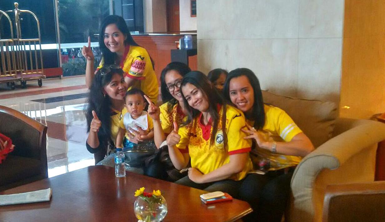 Istri dan pacar pemain Sriwijaya FC yang mendukung hingga ke Stadion Utama Gelora Bung Karno, Jakarta, Minggu (18/10/2015). (Bola.com/Nicklas Hanoatubun)