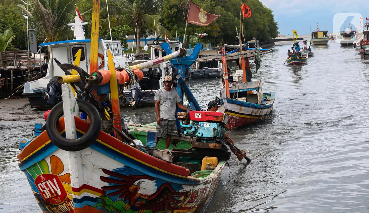 Hingga Minggu (17/3/2024), sejumlah nelayan di kawasan Pelabuhan Karangantu Serang, Banten masih enggan melaut. (Liputan6.com/Angga Yuniar)
