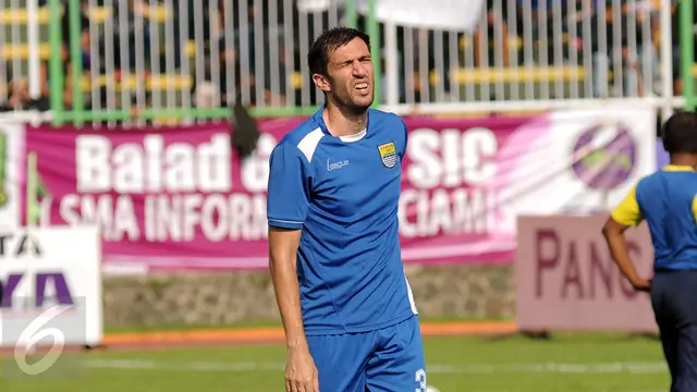 20160413-Bek asing Persib Bandung Vladimir Vujovic-Helmi tebe