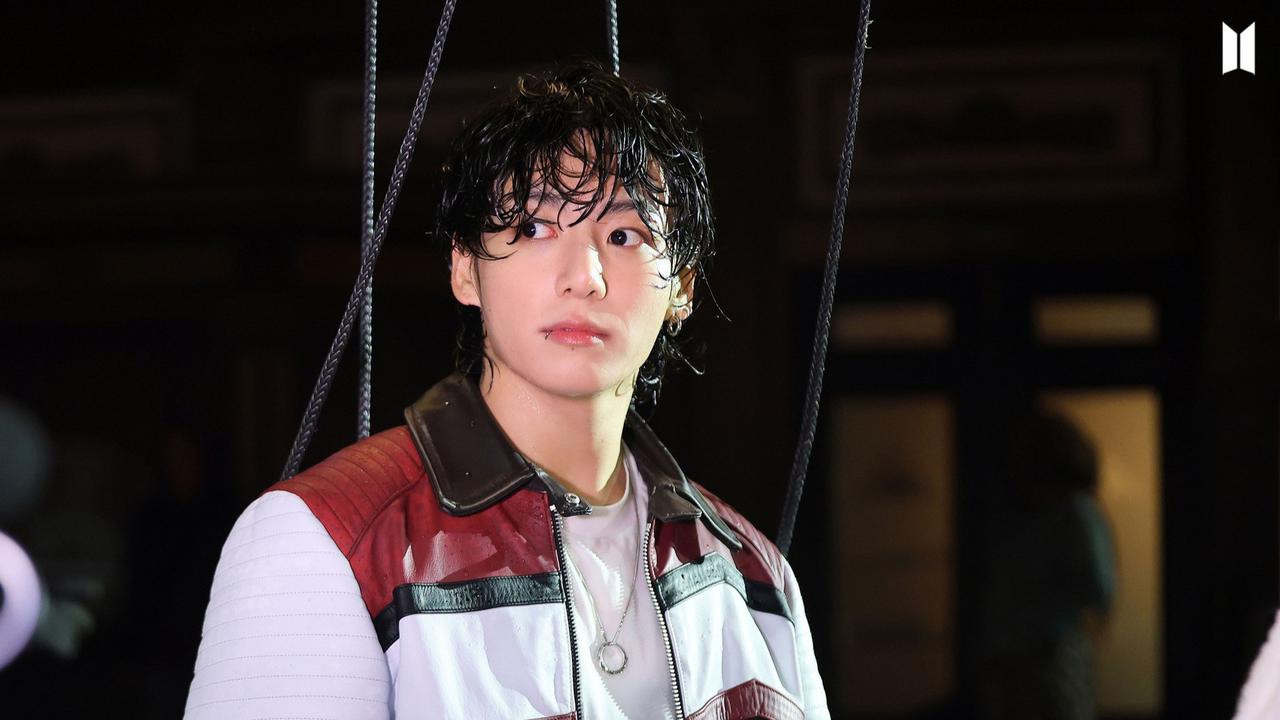 Jungkook BTS Pamer Punya Ruangan Karoke di Rumah saat Live di Media Sosial