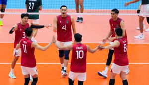 Para pemain Timnas voli putra Indonesia meryakan kemenangan atas Myanmar pada laga perdana SEA Games 2025 di Indoor Stadium Huamark, Bangkok, Senin (15/12/2025). (Bola.com/Bagaskara Lazuardi)