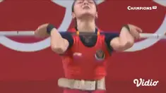 Momen istimewa saat atlet angkat besi Indonesia Windy Cantika Aisah raih medali perunggu dari kelas 49 kg putri pada hari Sabtu (24/7).