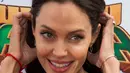 Istri Brad Pitt ini ternyata juga mengakui bahwa dirinya adalah seorang wanita dengan orientasi biseksual. Angelina Jolie pernah berpacaran dengan seorang model dengan potongan rambut cepak, Jenny Shimizu. (VALERIE MACON / AFP (ANGELINA JOLIE)