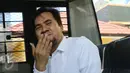 Pedangdut Saipul Jamil alias Ipul memberi salam kiss bye sebelum meninggalkan Kejaksaan Negeri Jakarta Utara, Senin (4/4). Tersangka kasus pencabulan terhadap remaja itu dipindahkan ke Rumah Tahanan (Rutan) Cipinang. (Liputan6.com/Herman Zakharia)