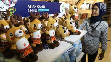 Pengunjung melihat pernak-pernik resmi Asian Games 2018 usai diluncurkan di Senayan City, Jakarta, Jumat (23/3). Peluncuran tersebut bertujuan untuk memenuhi keinginan publik akan pernak-pernik Asian Games. (Liputan6.com/Angga Yuniar)