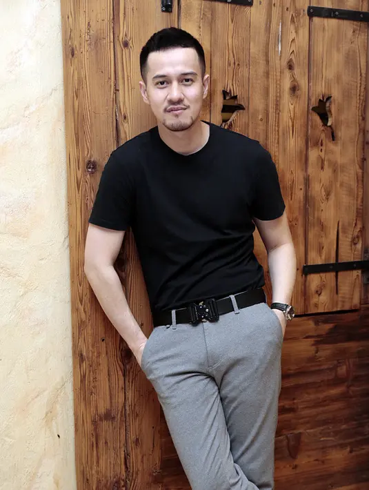 "(Menikah umur) 35 deh. Kami ngobrol lagi deh (tunggu) saya nanti 35 tahun. Sekarang kan 32 tahun. Kalau bisa umur 35 deh. Tiga tahun lagi," kata finalis MTV VJ Hunt 2004 itu dilansir dari Liputan6. (Deki Prayoga/Bintang.com)