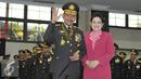 Kapolri Jenderal Badrodin Haiti (kiri) berfoto bersama istri usai menerima penganugerahan tanda kehormatan Bintang Bhayangkara Utama di Mabes Polri, Jakarta, Senin (29/6/2015). (Liputan6.com/Herman Zakharia)