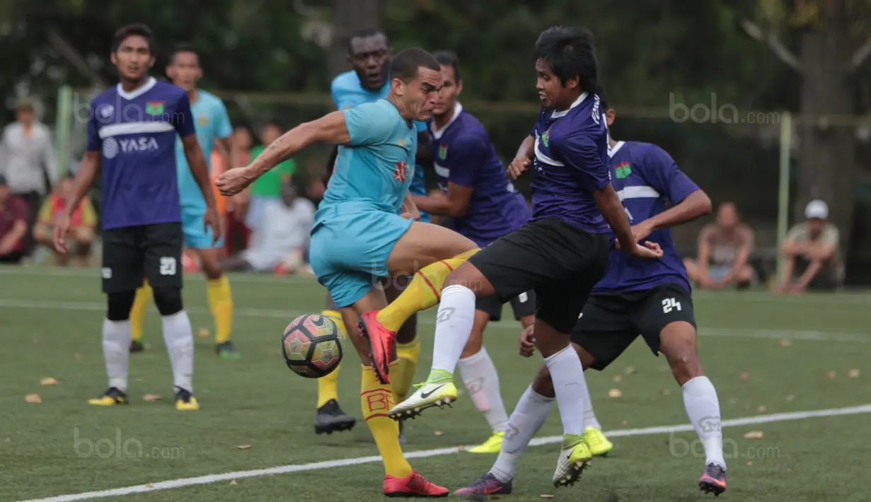 Pemain Persita, Egy Melgiansyah (kanan) menghalau bola sepakan pemain Bhayangkara FC pada laga uji coba di Lapangan NYTC Sawangan, Depok, (11/01/2018). Bhayangkara FC kalah 0-2. (Bola.com/Nicklas Hanoatubun)