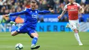 Gelandang Leicester City, James Maddison, menendang bola saat melawan Arsenal pada laga Premier League di Stadion King Power, Minggu (28/4). Leicester City menang 3-0 atas Arsenal. (AFP/Lindsey Parnaby)