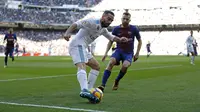 Bek Real Madrid Dani Carvajal mengontrol bola saat coba dihalau bek Barcelona Jordi Alba dalam laga El Clasico Liga Spanyol di Santiago Bernabeu, Sabtu (23/12/2017). (AP Photo/Francisco Seco)