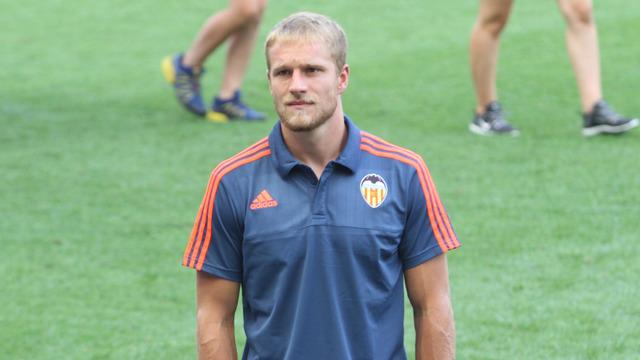 Selama Valencia menjalani latihan pra musim di Austria, pemain bertahan Timnas Jerman Shkodran Mustafi ternyata ikut dalam rombongan tim. Saat Valencia melakoni laga uji coba perdana melawan Wiener Sport Klub, Rabu (8/7), Mustafi hanya duduk manis di...