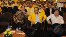 Wakil Ketum Golkar Theo L Sambuaga (kiri), Sjarif Cicip Sutardjo (tengah) dan Setya Novanto (kanan) menghadiri rapat konsultasi nasional Golkar,  Jakarta, Selasa (10/3/2015). (Liputan6.com/Herman Zakharia)